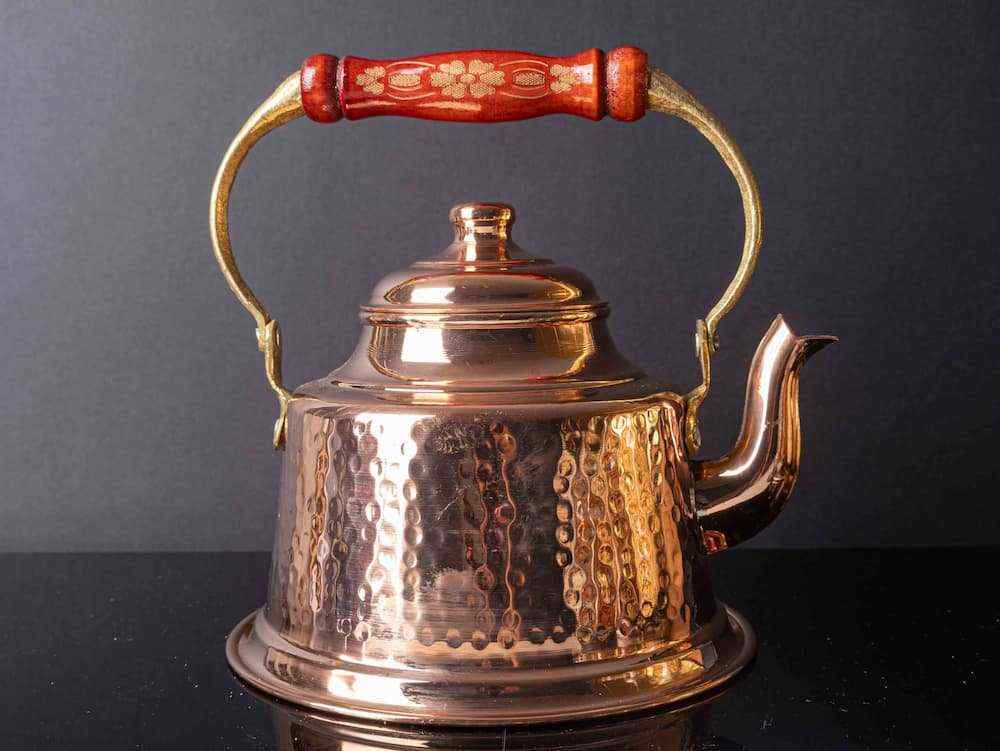 کتری مسی قدیمی با فرم کلاسیک و بدنه خوش ساخت